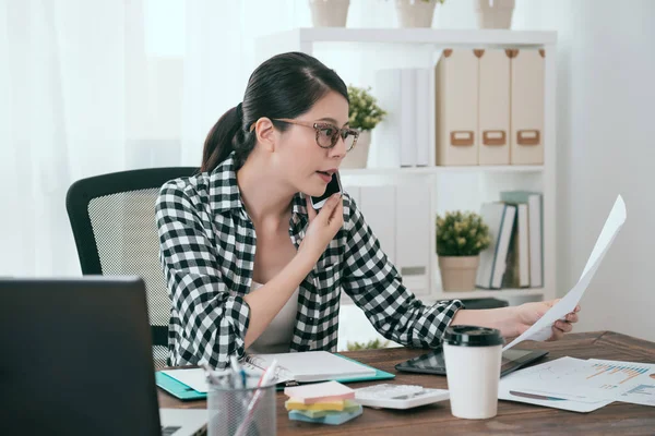 Jovem gerente de empresa feminina olhando para o documento — Fotografia de Stock