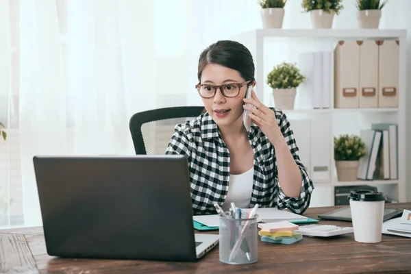 Trabalhador de negócios feminino feliz usando laptop móvel — Fotografia de Stock