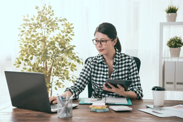 Menina trabalhador de negócios segurando tablet digital móvel — Fotografia de Stock