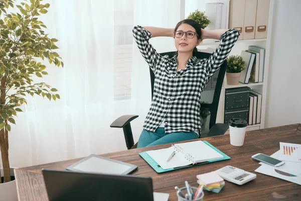 Zaakvoerder van de vrouw op stoel van het Bureau liggen — Stockfoto