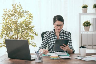 profesyonel iş soho kadın telefon defterini kullanma