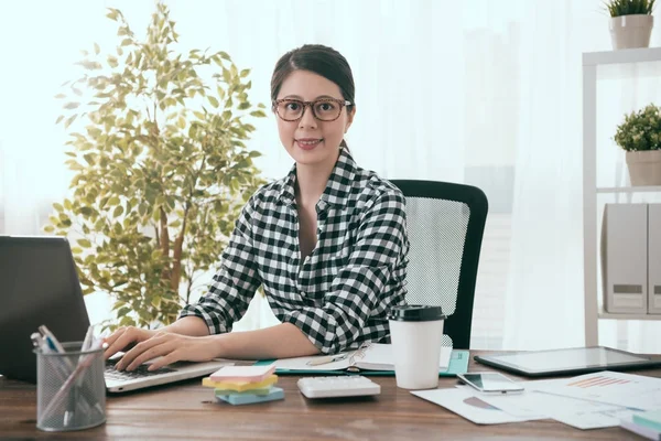 Trabalhador de escritório feminino confiante fazendo o trabalho da empresa — Fotografia de Stock