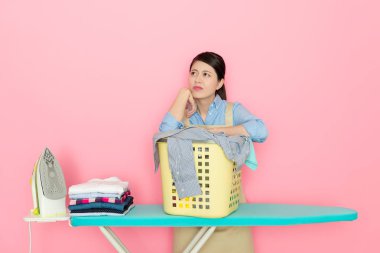 Hizmetçi kadın çok dağınık giyim Ütü için sahip