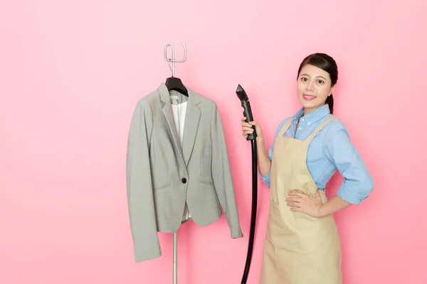 Lächelnde hübsche Hausfrau mit Staubsauger — Stockfoto