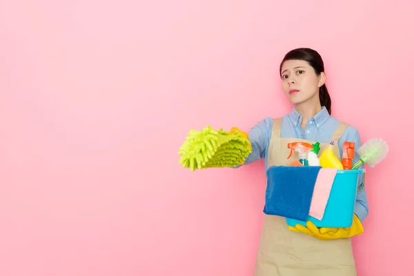 Seriamente ama de casa utilizando pluma herramienta de plumero — Foto de Stock