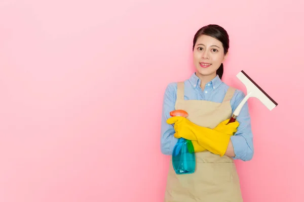 Jeune entreprise de nettoyage de maison salariée — Photo