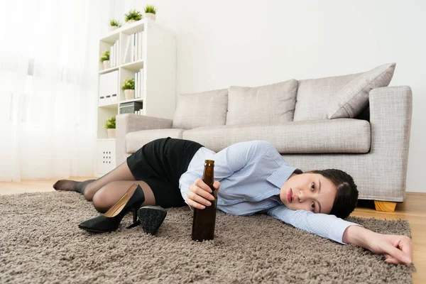 Trabalhador de escritório deitado no chão da sala de estar — Fotografia de Stock
