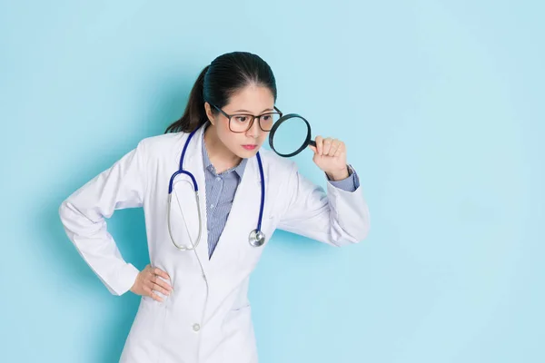 Zeker dokter permanent op blauwe achtergrond — Stockfoto