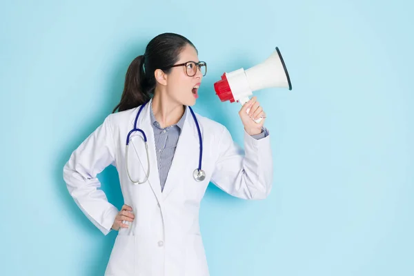 Boos serieus dokter vrouw met luidspreker — Stockfoto