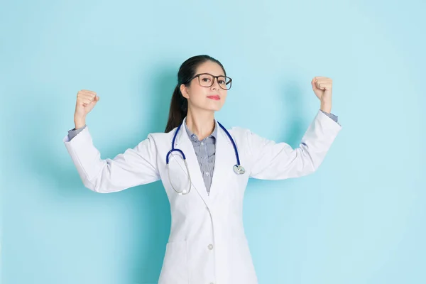 Vertrouwen vrouwelijke arts met krachtige spier — Stockfoto