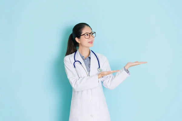Sorridente medico donna fare presentando gesto — Foto Stock