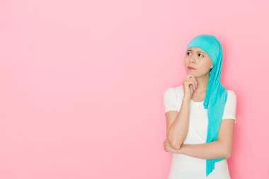 Kanser hastalığı sorunu yaşıyor ve pembe arka plan izole düşünme çözüm hayal hava bakarak güzel zarif kız.