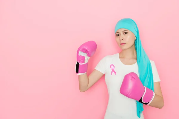 Genç Güzel Kanser Kız Pembe Arka Plan Izole Boks Eldivenli — Stok fotoğraf