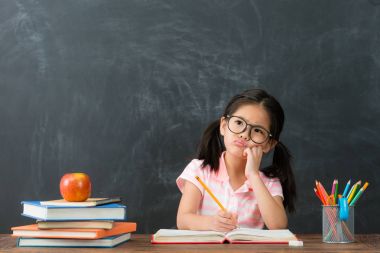 güzel şirin erkek çocuk ev ödevi yazma