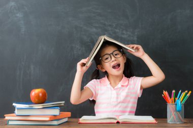 mutlu kız çocuk okul eğitim için geri