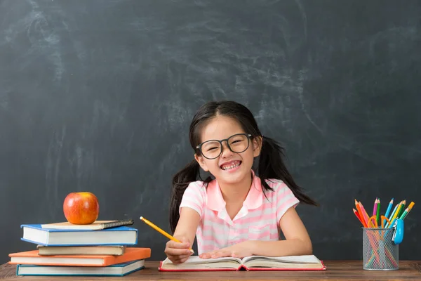 Feliz alegre mujer estudiante haciendo tarea —  Fotos de Stock