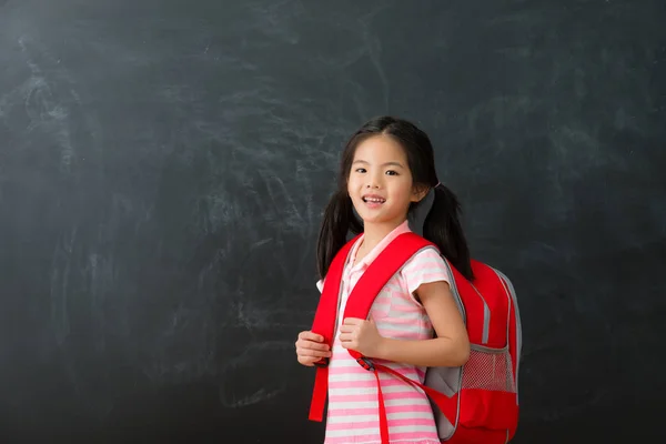 Αυτοπεποίθηση νεαρός μικρό κορίτσι φοιτητής που μεταφέρουν τσάντα — Φωτογραφία Αρχείου
