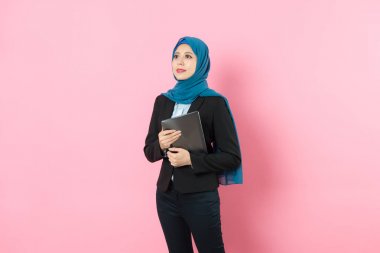 Kendine güvenen genç Müslüman kadın Yöneticisi pad holding