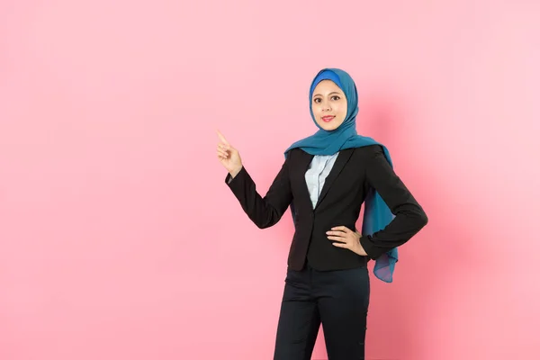 Elegante muslimische Geschäftsfrau zeigt auf leere Fläche — Stockfoto