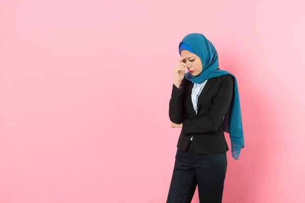 Молодая красотка мусульманка лидер компании — стоковое фото