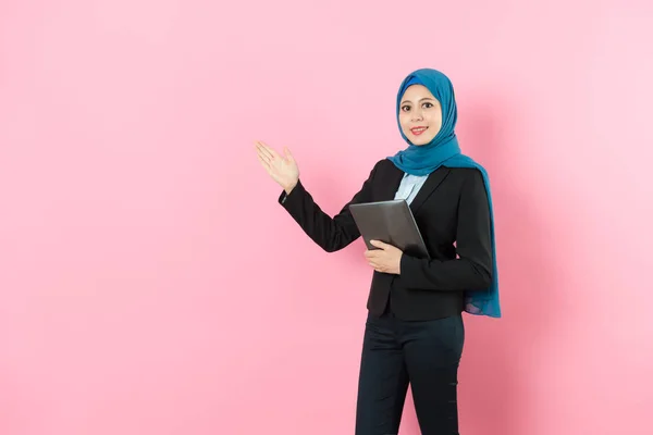 Femme musulmane avocat debout en arrière-plan rose — Photo