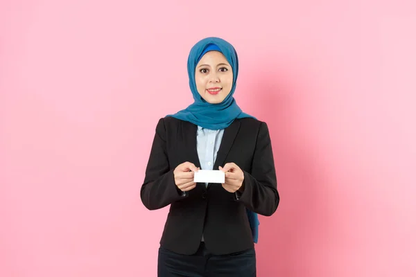 Schönheit muslimische Dame Büroangestellte Gesicht zu Kamera — Stockfoto