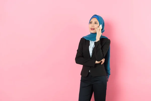 Glückliche muslimische Managerin mit Handy — Stockfoto