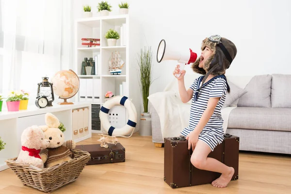 Menina piloto sentado na mala vintage — Fotografia de Stock