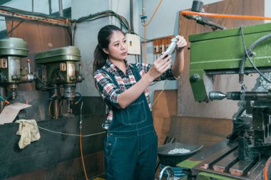 kadın Fabrika Müdürü işleme parçalar arıyorum