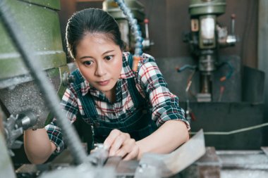 güzel kadın Torna Makinesi fabrika işçisi