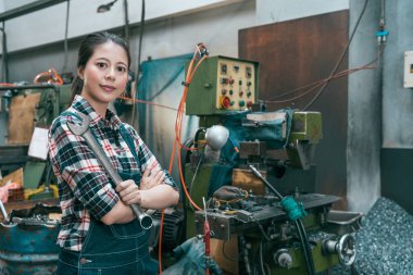 Kendine güvenen profesyonel Torna fabrika işçisi kadın