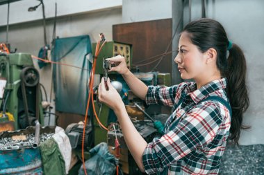 Kaliper Skala ile gülümseyen kadın işçi personel