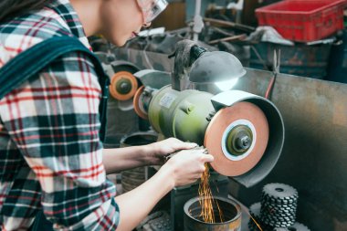 genç kadın freze makinesi şirket çalışanı