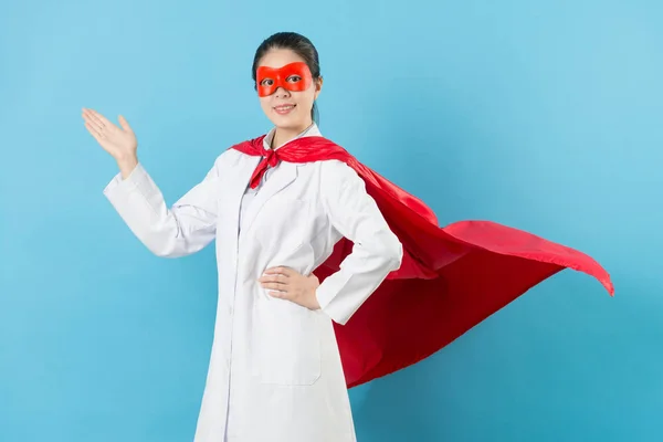 Dokter klinik wanita mengenakan pakaian superhero — Stok Foto