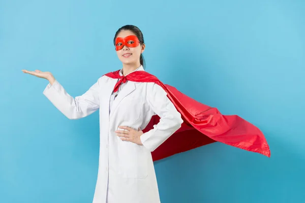 Счастливая профессиональная женщина супергерой врач — стоковое фото