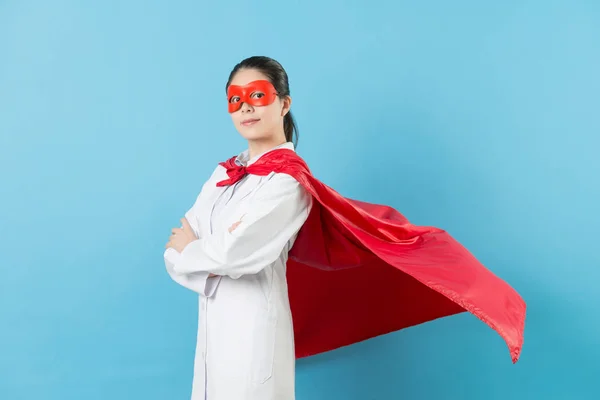 Süper kahraman kostümü giyen kendine güvenen kadın doktor — Stok fotoğraf