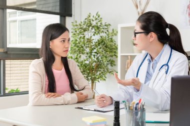 hastalık şiddeti anlatan genç kadın doktor