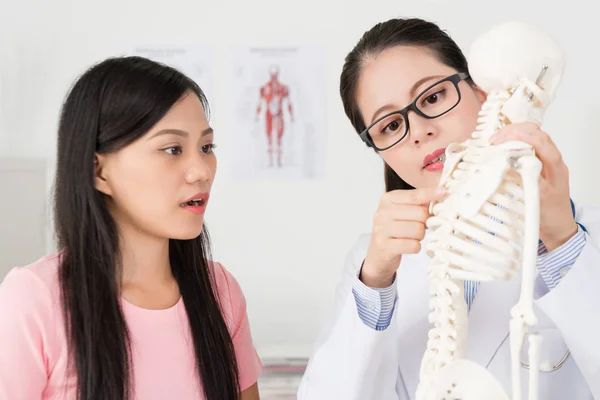 Bela jovem médico clínica médico mulher — Fotografia de Stock