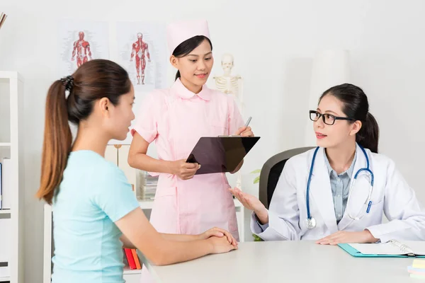 Bastante médico femenino explicando el estado de enfermedad — Foto de Stock