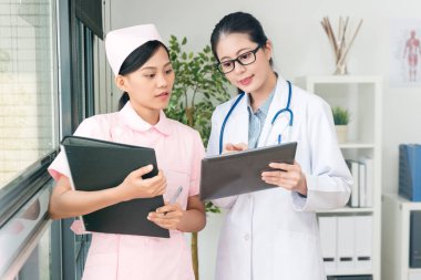 Doktor ile hemşire mobil dijital tablet panelini kullanma