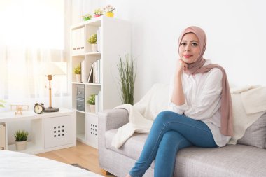 acelesiz giysili güzel Müslüman kadın