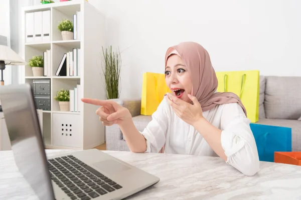Alegre musulmana mujer apuntando ordenador móvil — Foto de Stock