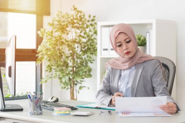 Belge arayan Bayan Müslüman ofis çalışanı