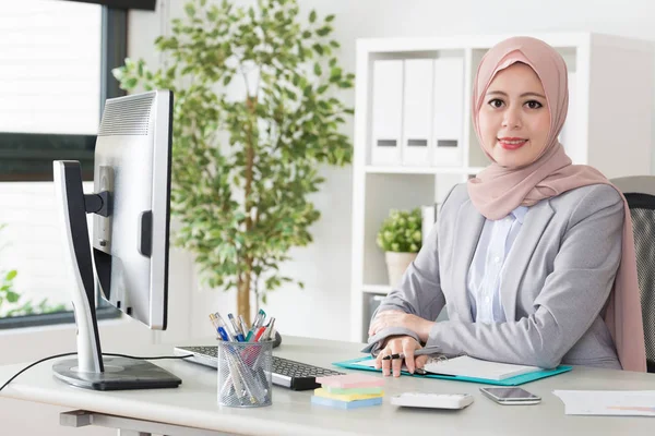 Atractiva mujer musulmana oficinista — Foto de Stock