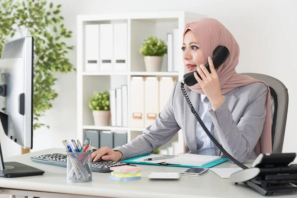 Trabajadora de oficina musulmana mirando la computadora — Foto de Stock