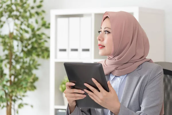Trabajadora musulmana sosteniendo tableta digital móvil — Foto de Stock