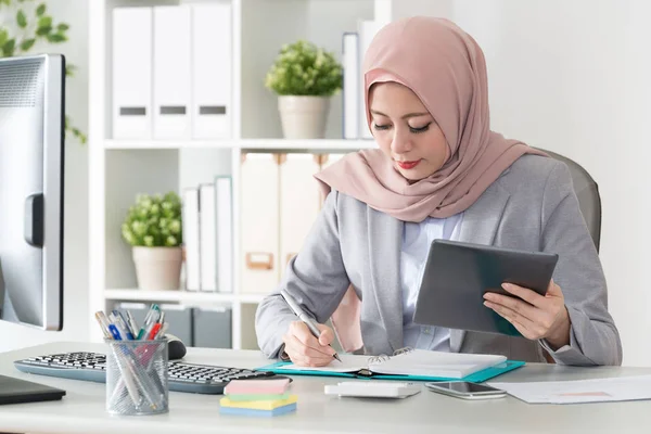 Musulmana mujer de negocios utilizando el trabajo de la computadora móvil — Foto de Stock