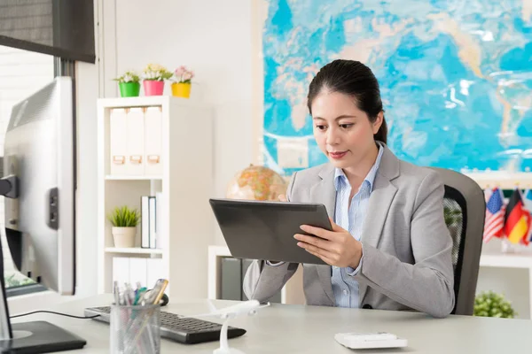 Mulher trabalhador de negócios usando tablet digital móvel — Fotografia de Stock