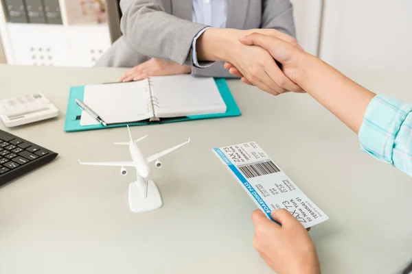 Trabalhador de escritório com cliente viajante aperto de mão — Fotografia de Stock