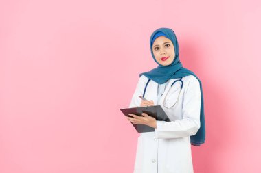 Kendine güvenen genç Müslüman doktor kadın kalem kullanma
